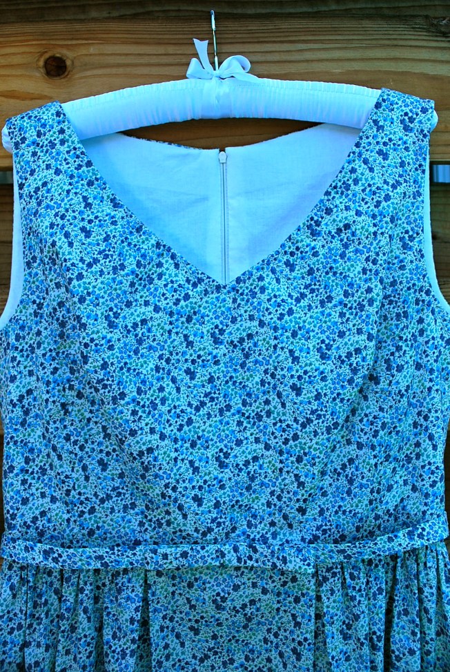 Please excuse the coloring in this photos. I took it in the early morning and then went to Jennifer's house and gave the dress to her. So no retakes.