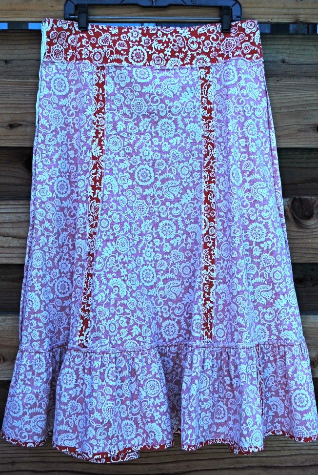 Inside peek. I serged all the seam edges and the waistband edge.