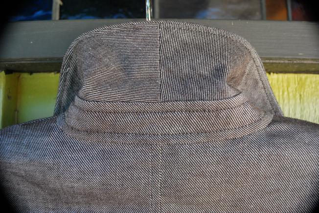 The collar consists of an under-collar piece and a separate band.